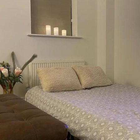 Modern Town House In Cotswolds - 3 Double Bedrooms Уитни Екстериор снимка