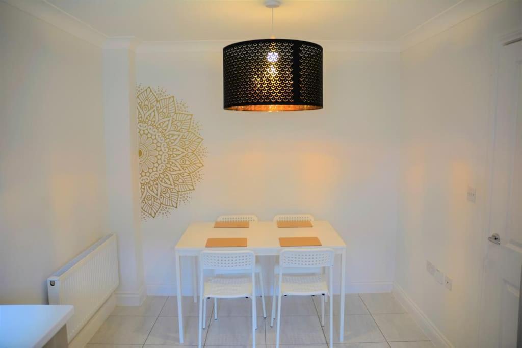 Modern Town House In Cotswolds - 3 Double Bedrooms Уитни Екстериор снимка