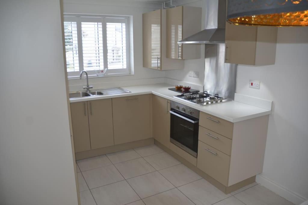 Modern Town House In Cotswolds - 3 Double Bedrooms Уитни Екстериор снимка