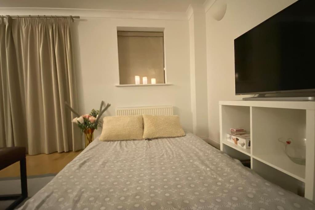 Modern Town House In Cotswolds - 3 Double Bedrooms Уитни Екстериор снимка
