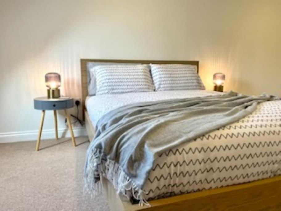 Modern Town House In Cotswolds - 3 Double Bedrooms Уитни Екстериор снимка