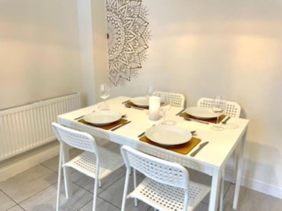 Modern Town House In Cotswolds - 3 Double Bedrooms Уитни Екстериор снимка