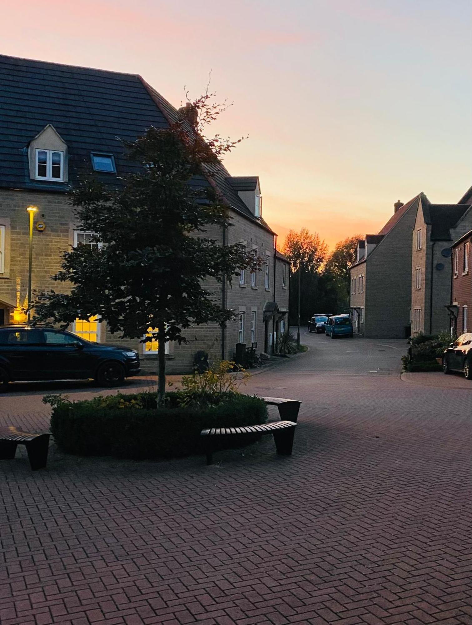 Modern Town House In Cotswolds - 3 Double Bedrooms Уитни Екстериор снимка